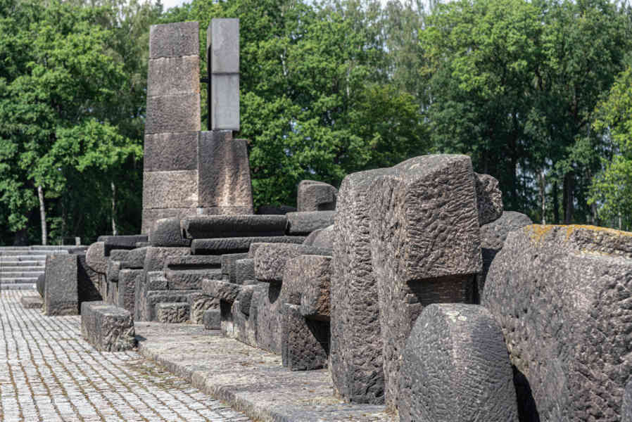 Polonia 048 - Auschwitz ll-Birkenau - monumento Internacional a las Víctimas del Campo.jpg